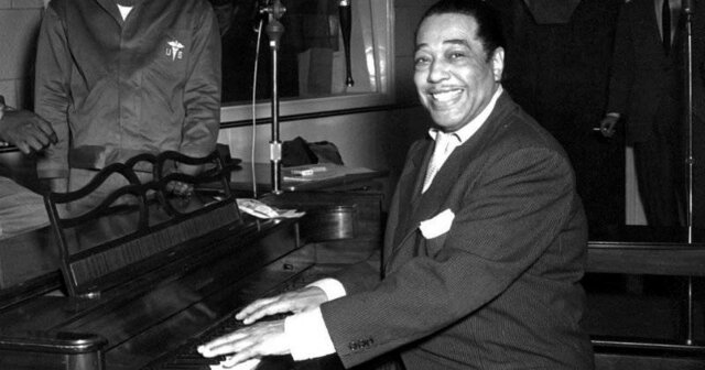 Duke Ellington Comienza a Tocar en El Cotton Club.