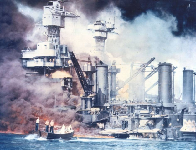 Japón bombardea la base naval de Pearl Harbour
