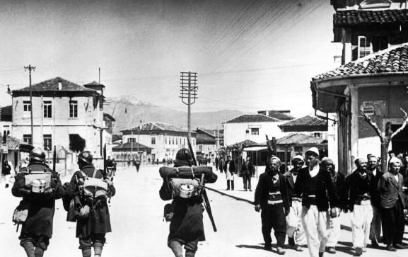 Italia ocupa Albania