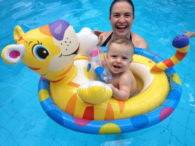 PRIMEIRO BANHO DE PISCINA