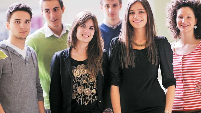 MAYORES DE EDAD Y JÓVENES