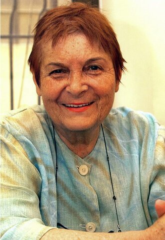 She studied at Kandilli Girls' High School in 1946-1953.