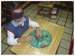 Materiales sensoriales de Montessori agrupados por cada sentido