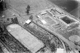 Construcción del primer estadio nacional