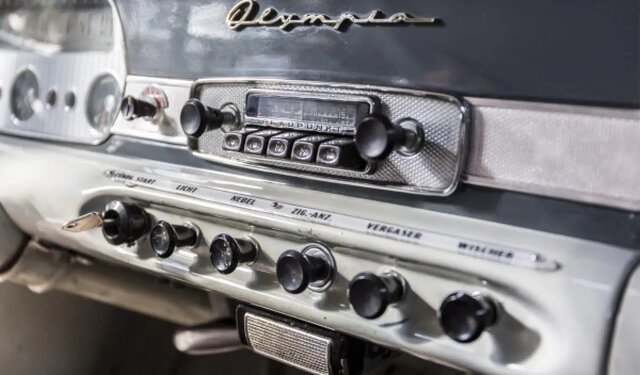 Se inventa la radio de automóvil.