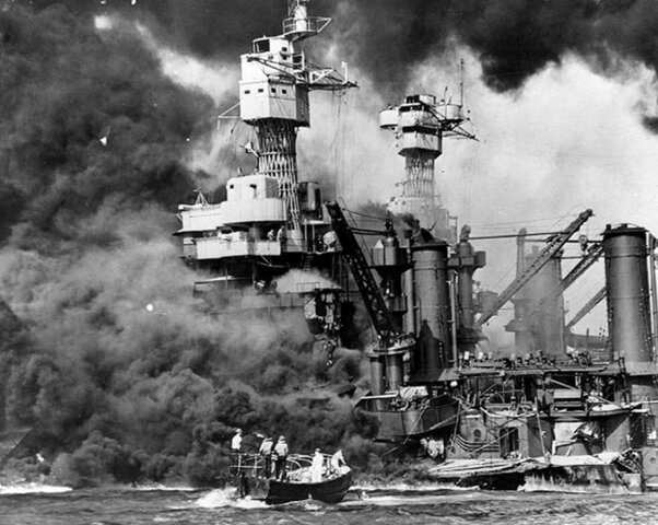 Japón bombardea la base naval de Pearl Harbour