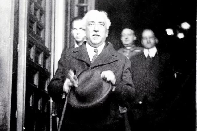 Destitución de Alcalá Zamora sustituido por Azaña.