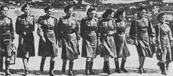 Mujeres soviéticas pilotan bombarderos.
