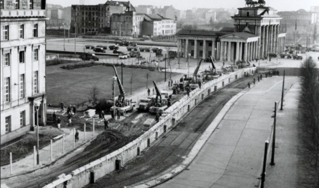 The Berlin Wall goes up