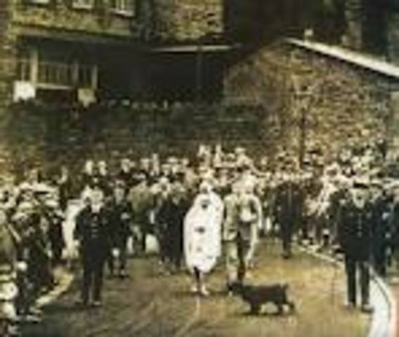 Gandhi warns the Viceroy of his intention to break the Salt Laws.