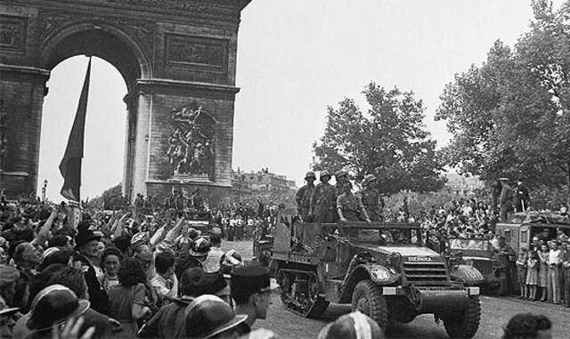 LOS ALIADOS LIBERAN PARÍS
