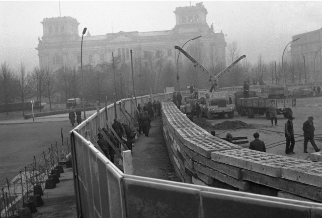 Berlin wall goes up