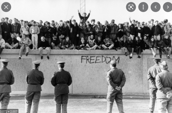 Berlin wall goes up