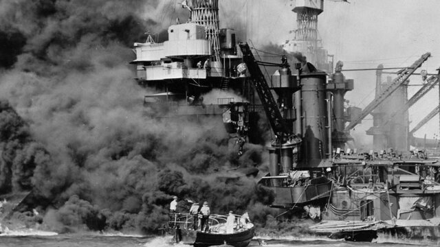 Japón bombardea la base naval de Pearl Harbour.
