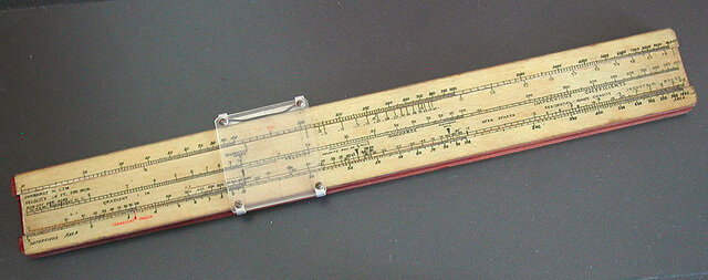 El matematico ingles William Oughtred inventa la primera regla deslizante