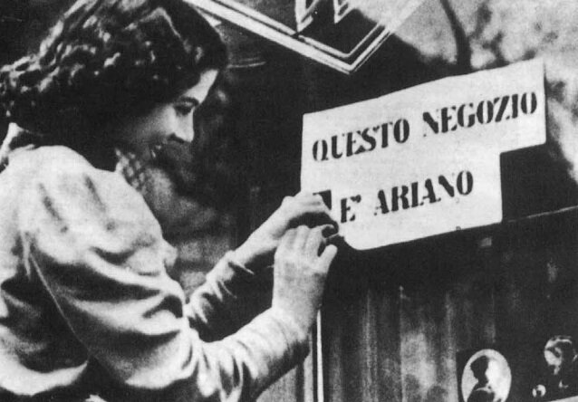 Hitler vara le Leggi di Norimberga