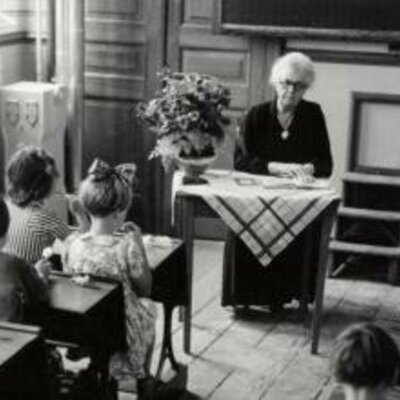 Timeline: EVOLUCION DE LA ESCUELA