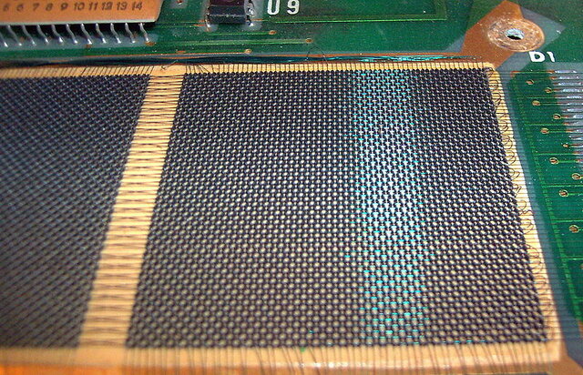 Se crean memorias a base de magnetismo (conocidas como memorias de núcleos magnéticos).