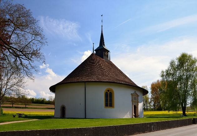 Le temple ovale de Chêne-Pâquier, Suisse, canton de Vaud,