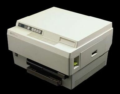 Hewlett-Packard lanza su popular impresora láser llamada LaserJet.