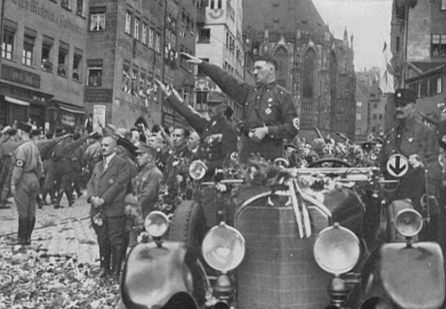 Alemania ocupa Austria, se produce el Anchluss.