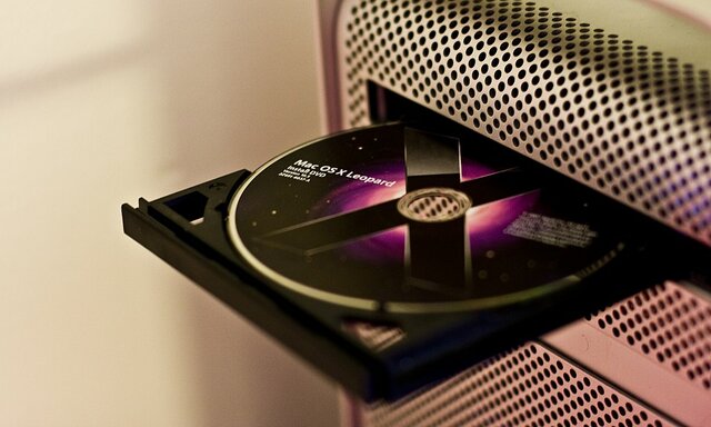 Macintosh lanza el sistema operativo Mac OS X.