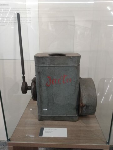 Primeira polvilhadeira nacional.