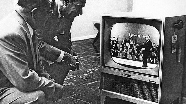 Primeras transmisiones regulares de televisión electrónica