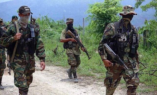 Semanas antes de  la masacre de  Mapiripán en el departamento del Meta, se prepararón paramilitares en la región de Urabá, norte de Colombia, para efectuar un operativo de ataque frontal contra presuntos colaboradores y auxiliadores de las guerrillas en e