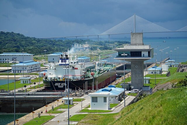 Administración del Canal de Panamá por los Panameños