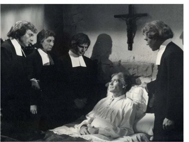 Empieza a estudiar Teología, en la Universidad de Reims. Continúa en París.