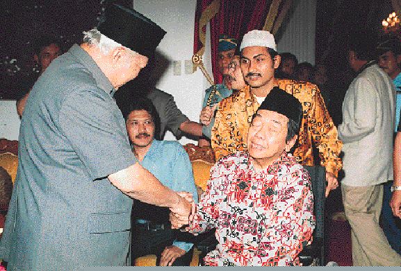 Suharto tries to get people to join his cabinet