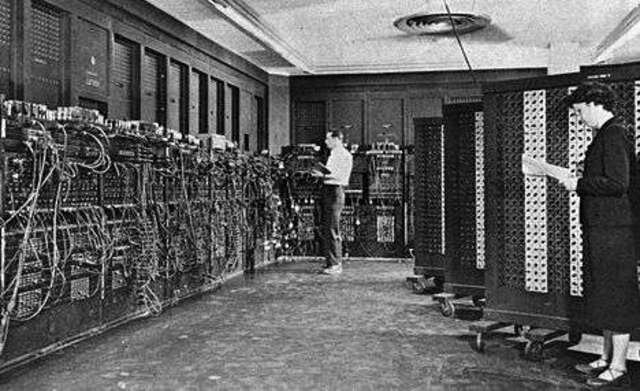 ENIAC  (Electronic Numerical Integrator And Calculator)