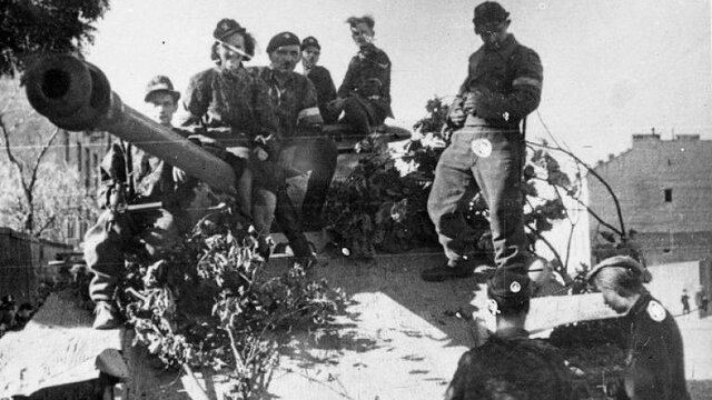 Soviets attempt to take Warsaw