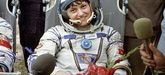 La première femme à marcher dans l'espace et à aller dans l'espace à deux reprises