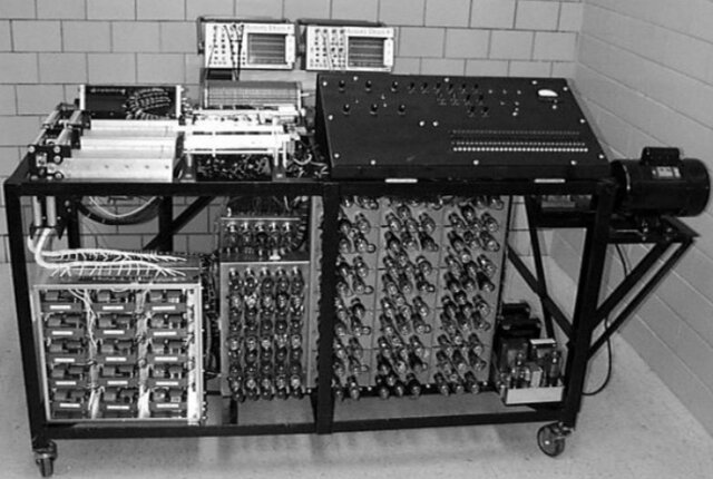 PRIMERA COMPUTADORA ELECTRÓNICA (1947)