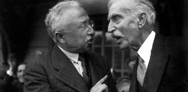 Alcalá Zamora presidente de la República y Azaña pasa a encabezar el gobierno.