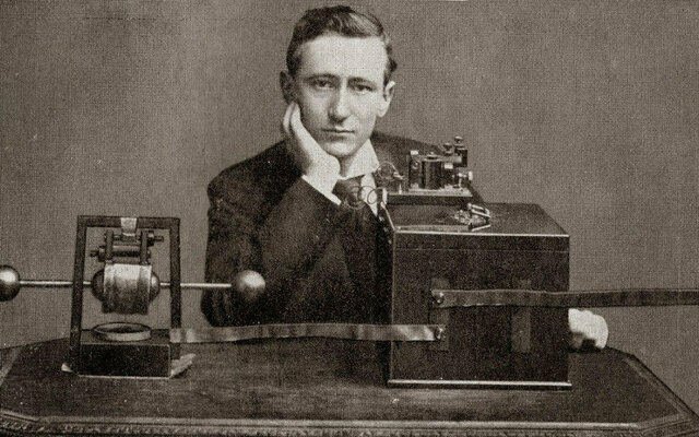 Marconi inventa el primer receptor de ondas hertzianas usando un oscilador eléctrico creado por Hertz