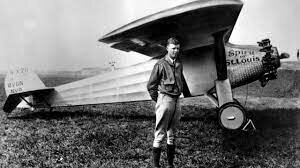 Primer vuelo sobre el oceano Atlanticon sin escalas: Charles Lindbergh.