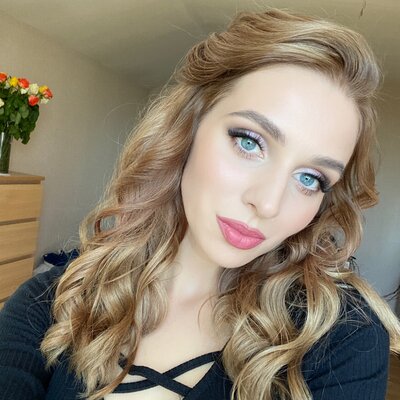 Timeline: Резюме журналиста Аделины Новгородцевой