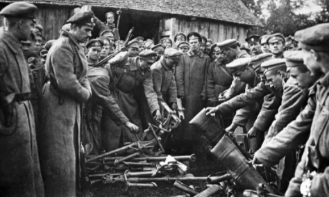 Trotsky organizes Red Guard to defend Petrograd