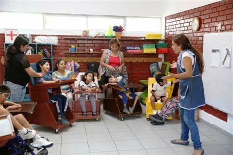 Fundación de la escuela central de anormales.