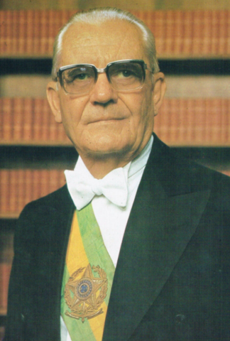 Ernesto Geisel toma posse