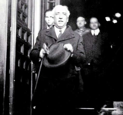 Destitución de Alcalá-Zamora sustituido por Azaña