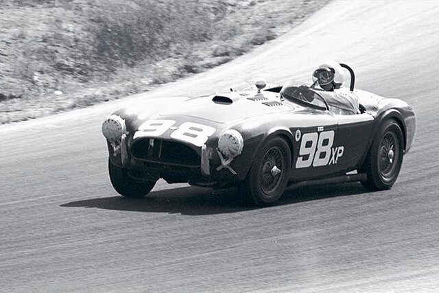 première voiture de course