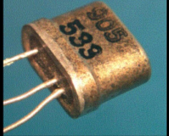 Texas Instruments produce el primer transistor de silicio comercial y comienza la electrónica moderna