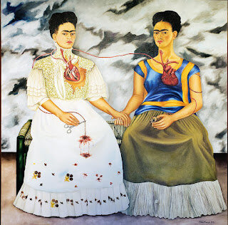 Frida Kahlo pinta Las dos Fridas.