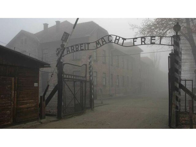 Escreveram "O trabalho liberta" num portão do Porto