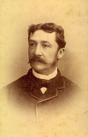 Proto Gómez publica su artículo "Inconvenientes y peligros del hipnotismo"