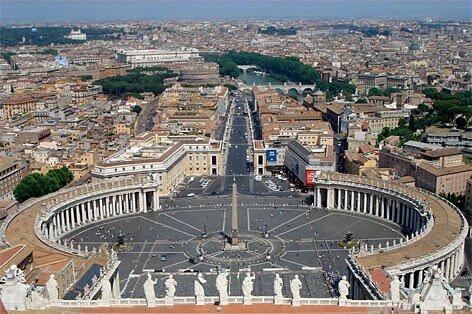 Columnata de San Pedro, en Roma, de Bernini (vista área con la basílica)